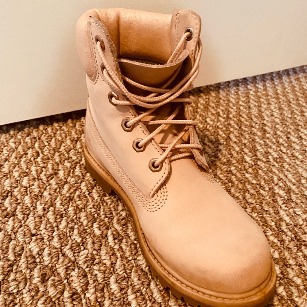 TIMBERLAND WOMEN'S WATERPROOF BOOTS Featuring a durable nubuck leather. Size 36